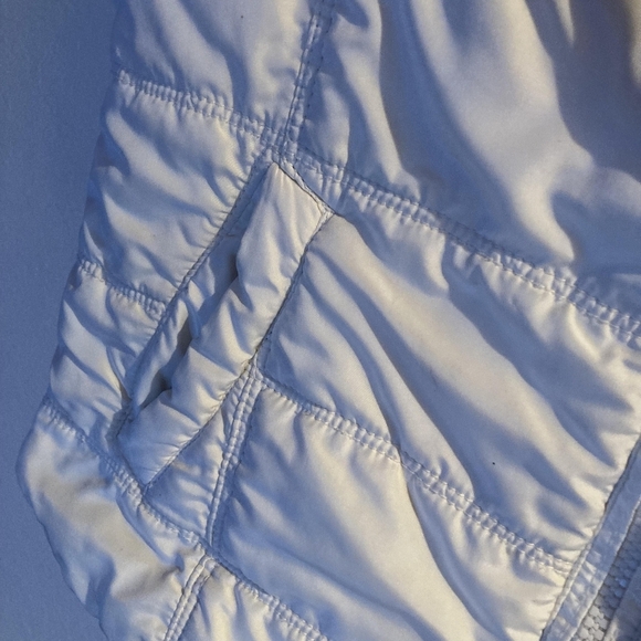 White puffer vest with hood. Zip up front with pockets by Areopostale - Picture 3 of 11